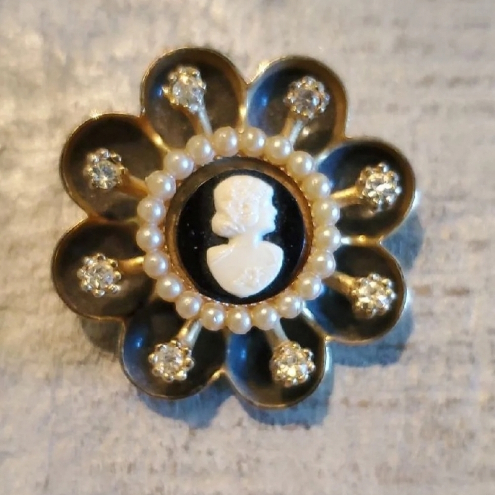 Vintage Coro cameo brooch